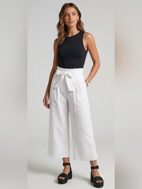 ✨ Urban Romantics Textured White Paperbag Crop Pants ✨